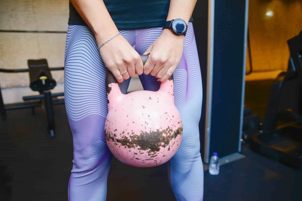 Frau hebt Kettlebell - Fitness ab 50