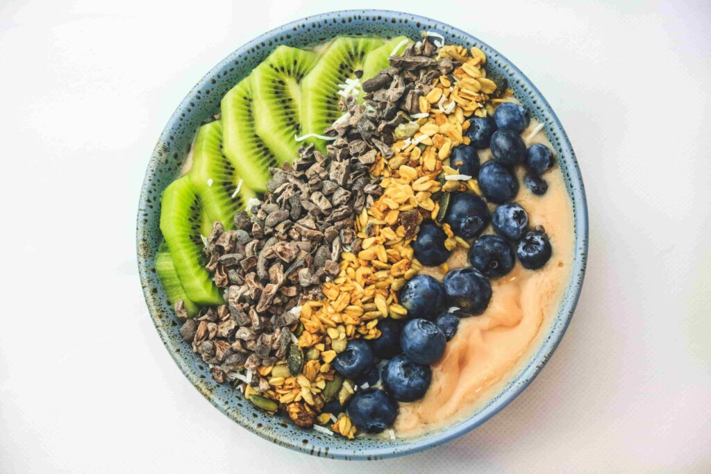 Bowl mit gesunden Früchten - die 15 besten Anti-Aging-Lebensmittel für Frauen ab 50