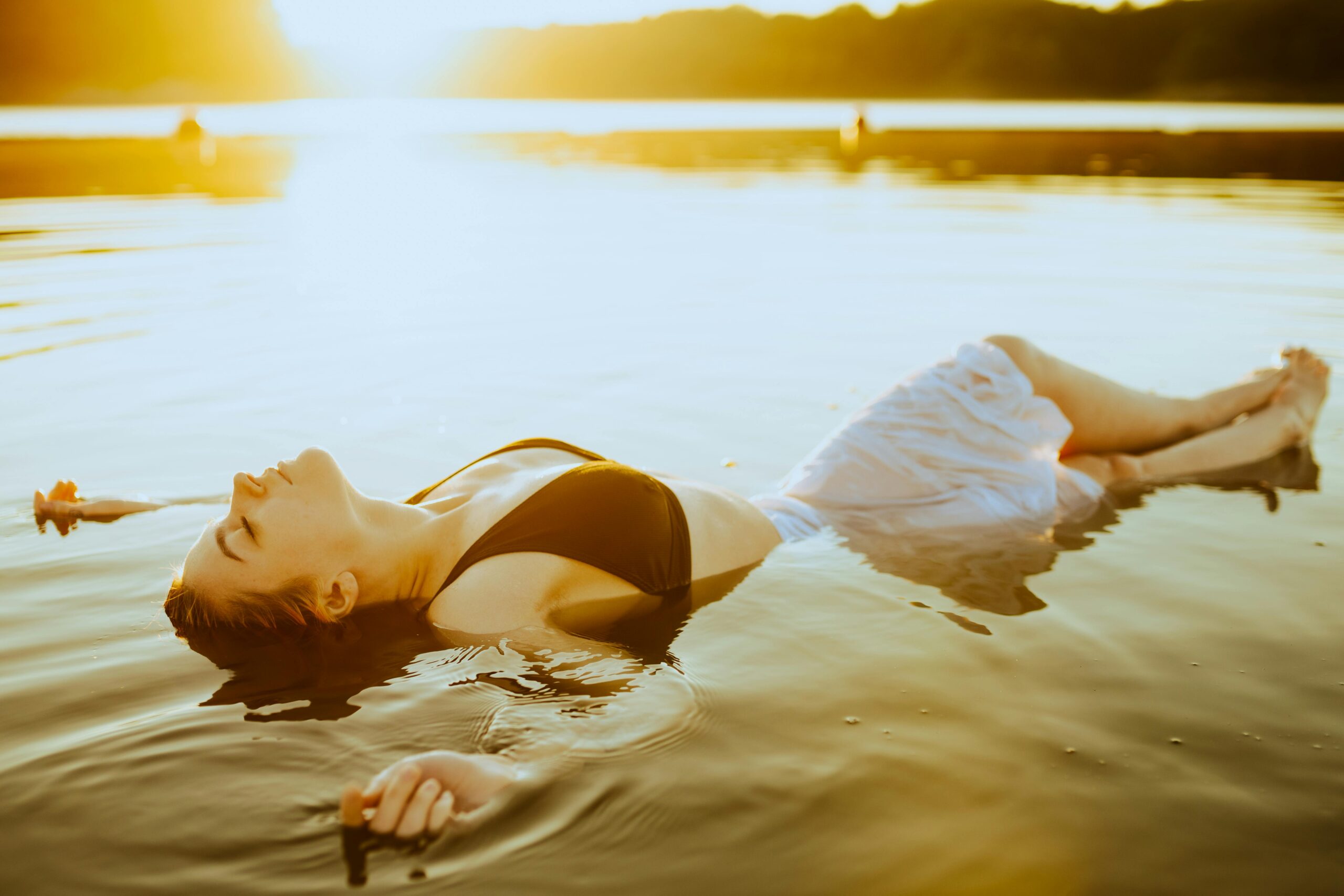 Frau lässt sich entspannt vom Seewasser tragen
