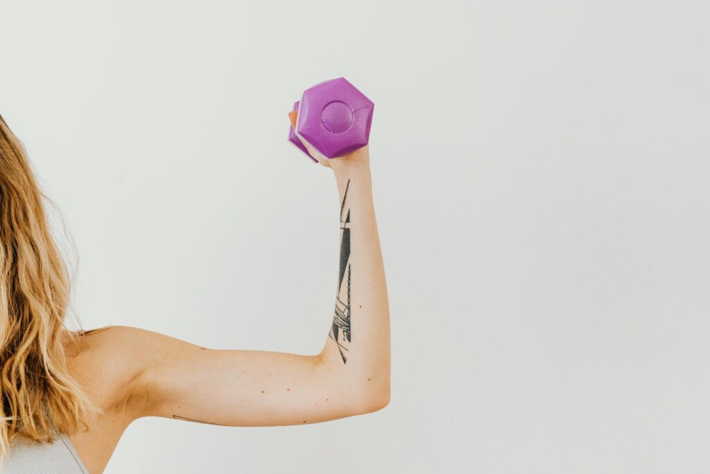 Bildausschnitt: ein Frauenarm hebt ein Gewicht hoch - Ernährung & Longevity