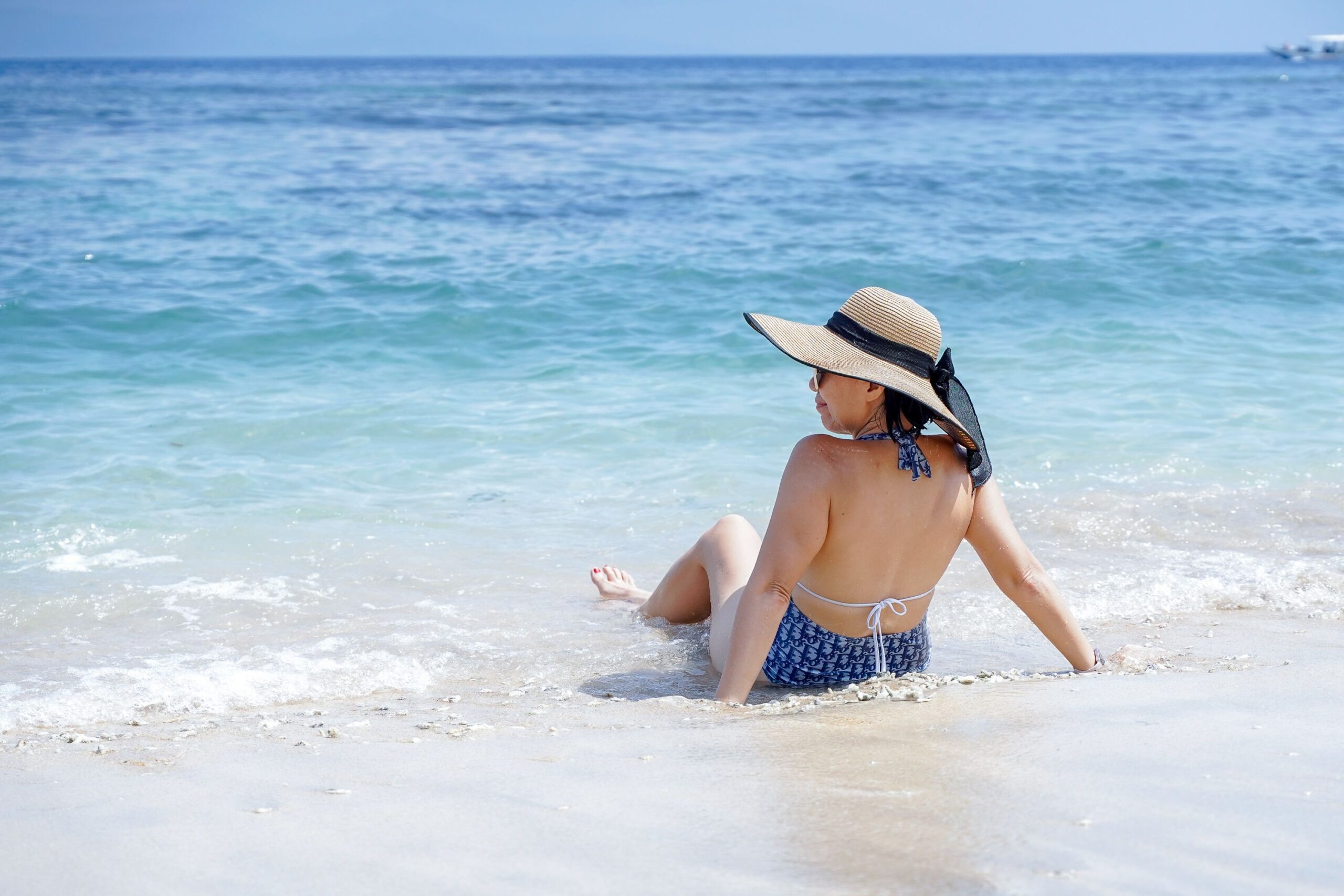 Frau entspannt am Strand