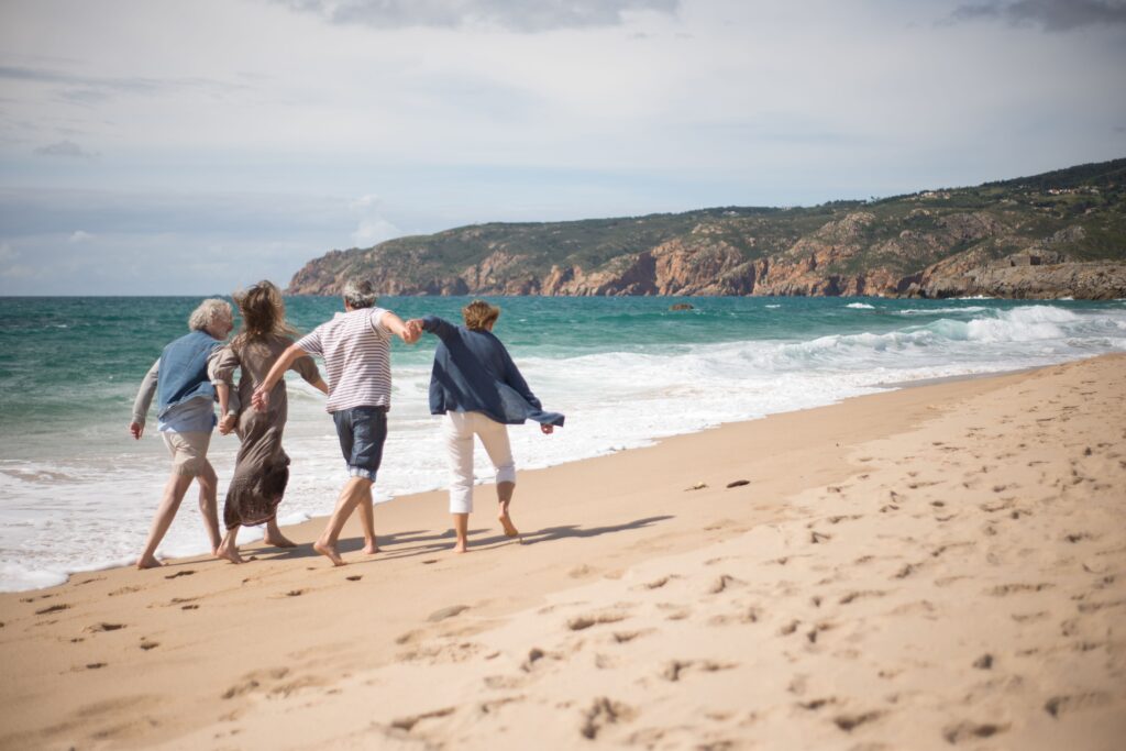 eine Gruppe älterer Menschen läuft am Strand