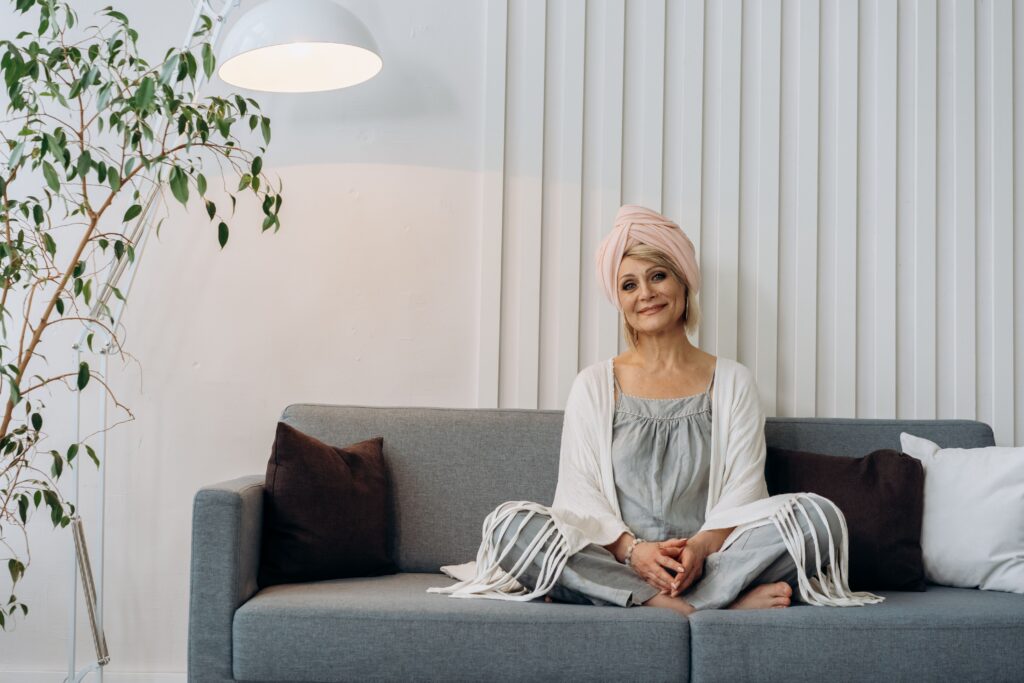 Frau entspannt auf dem Sofa
