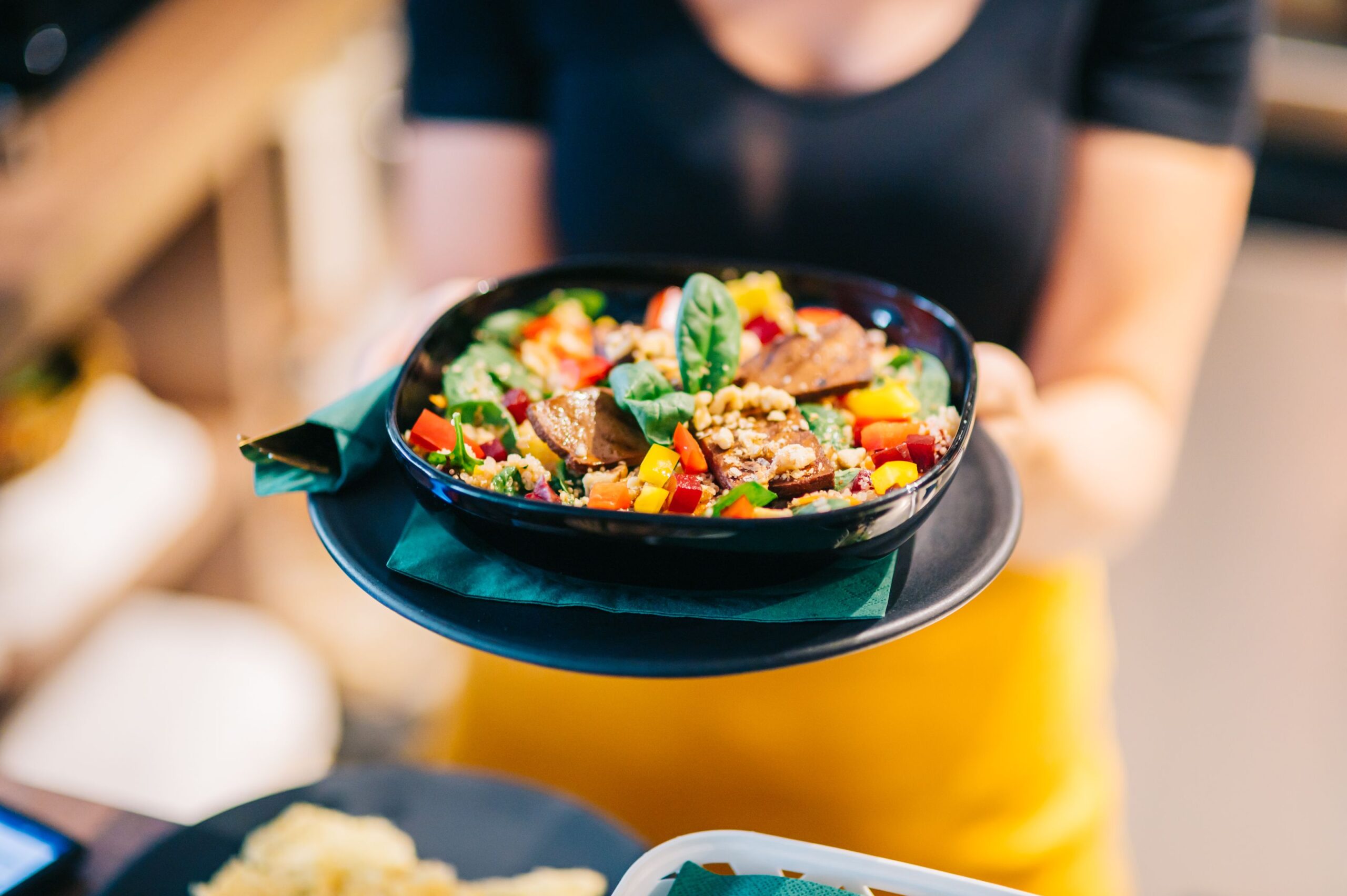 Frau präsentiert vegetarische Mahlzeit