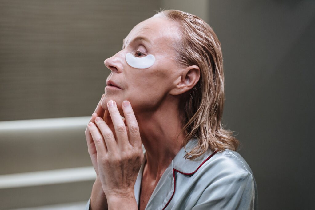 Frau macht Face-Yoga