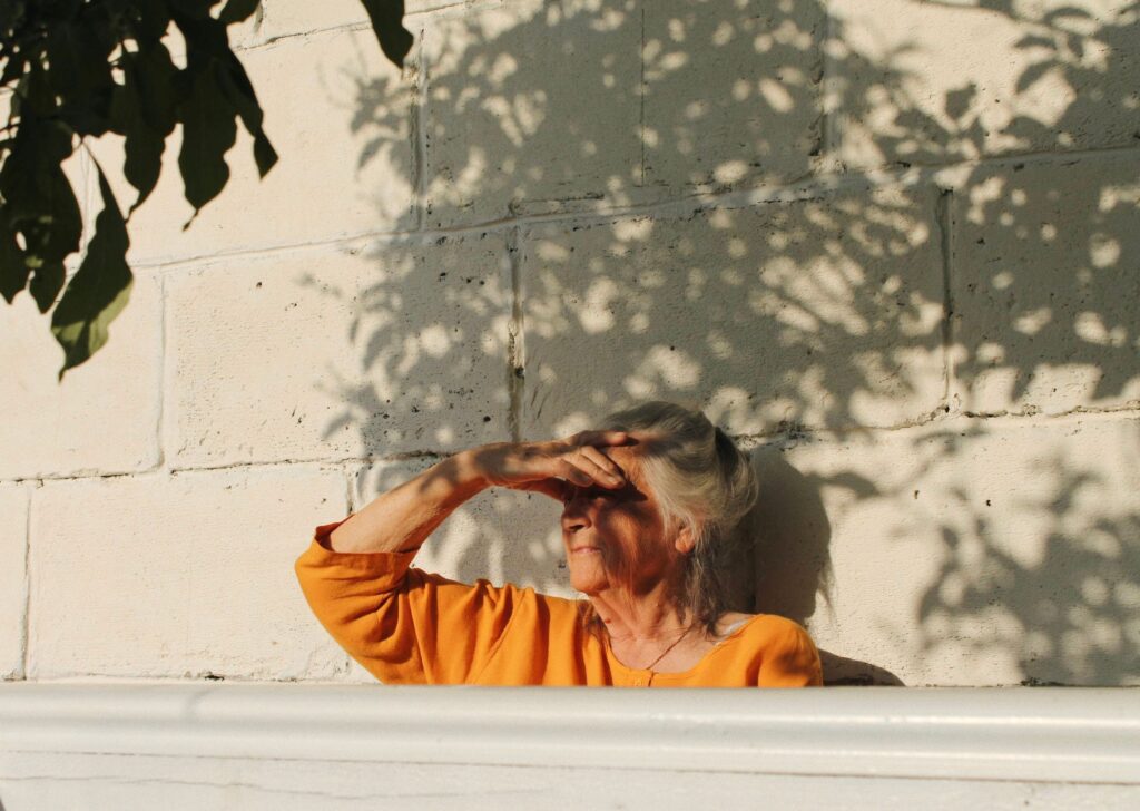 Frau schwitzt in der Sonne