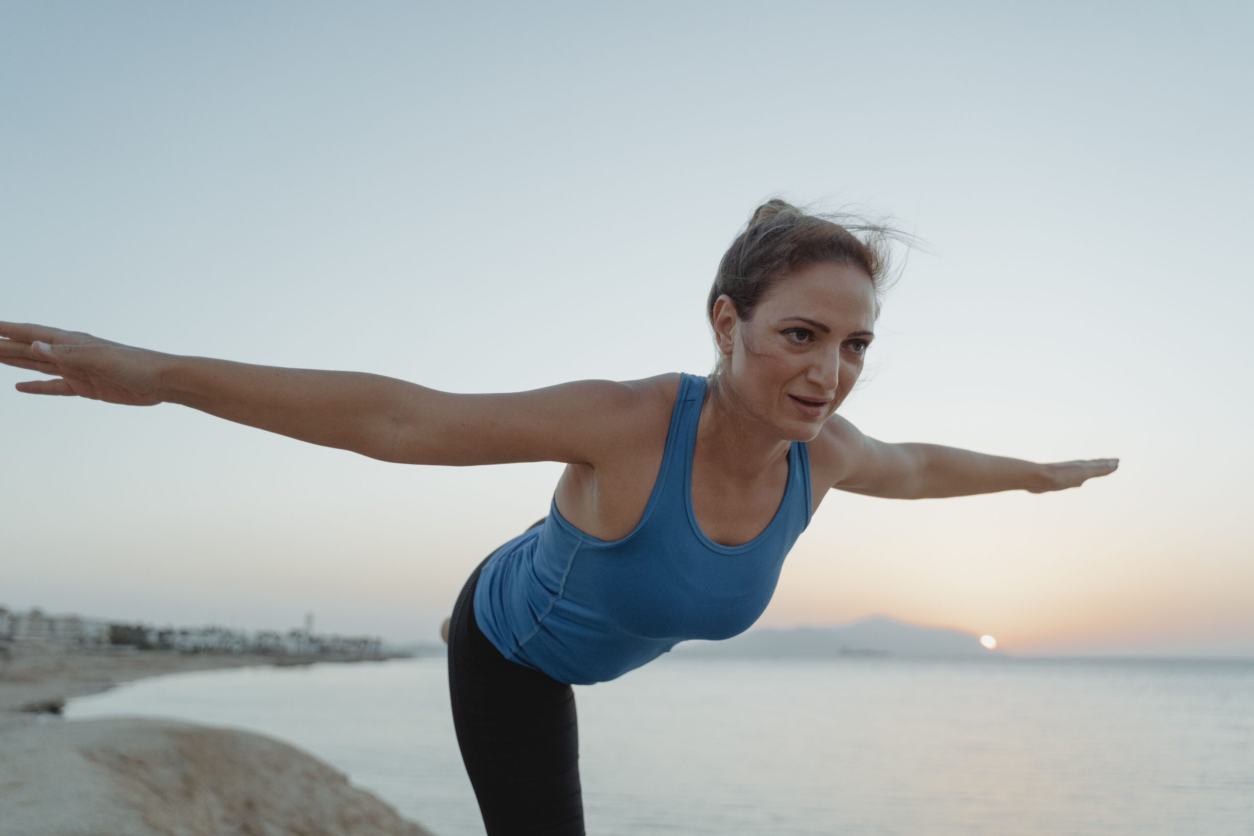 Frau macht Balance Übung - Gelenkschonender Sport ab 50