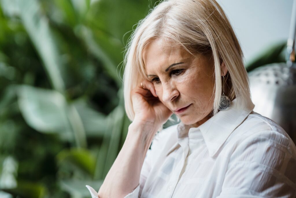 Frau denkt nach