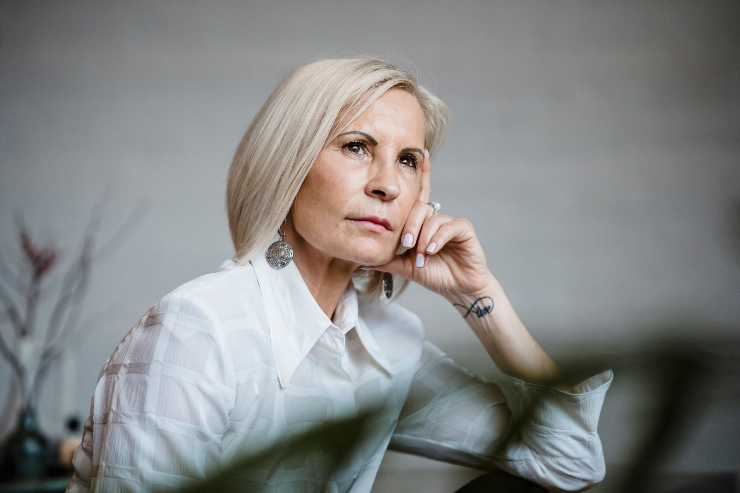 Frau denkt nach - vergesslich ab 50