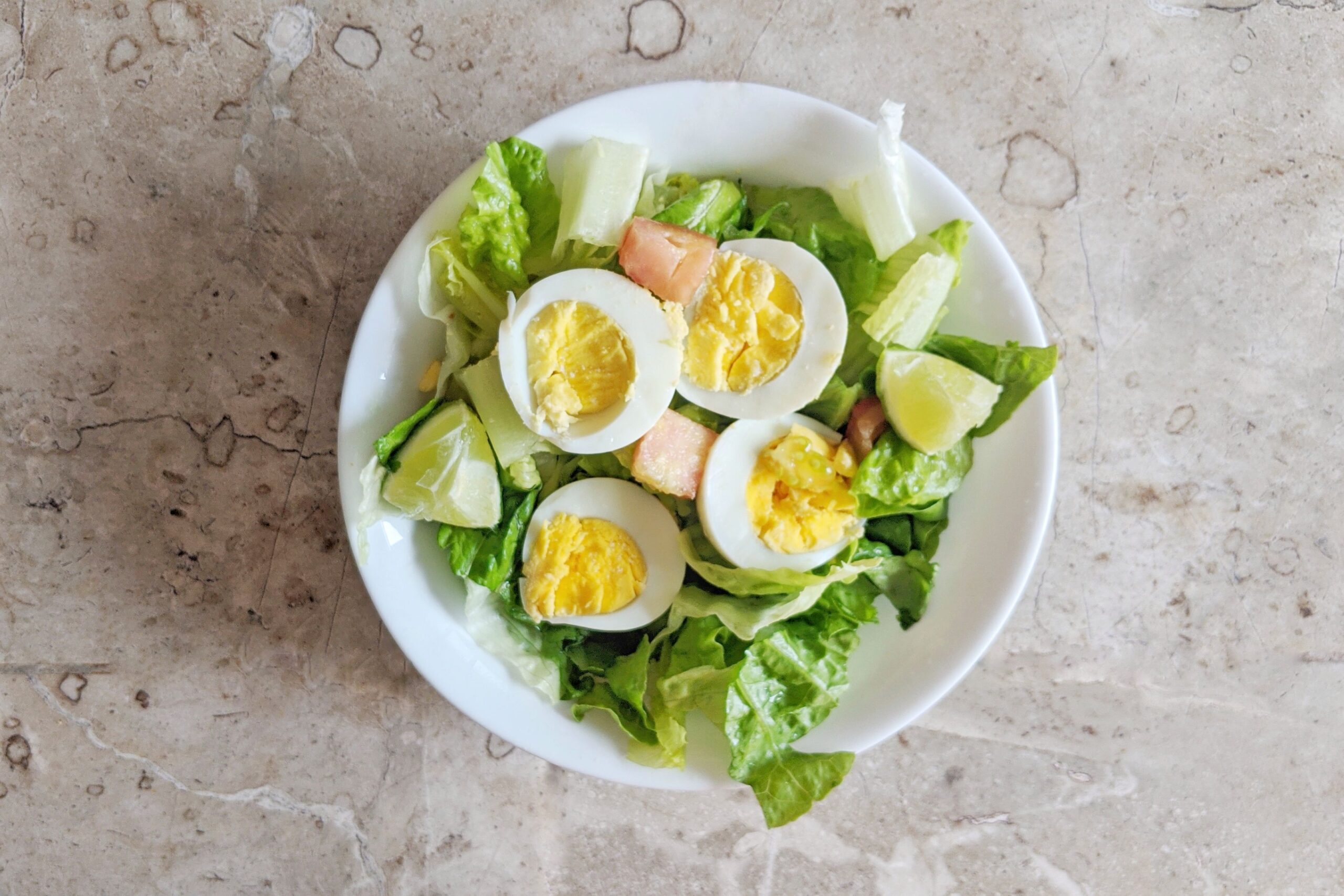 natürliche Proteinquelle - Salat mit Ei
