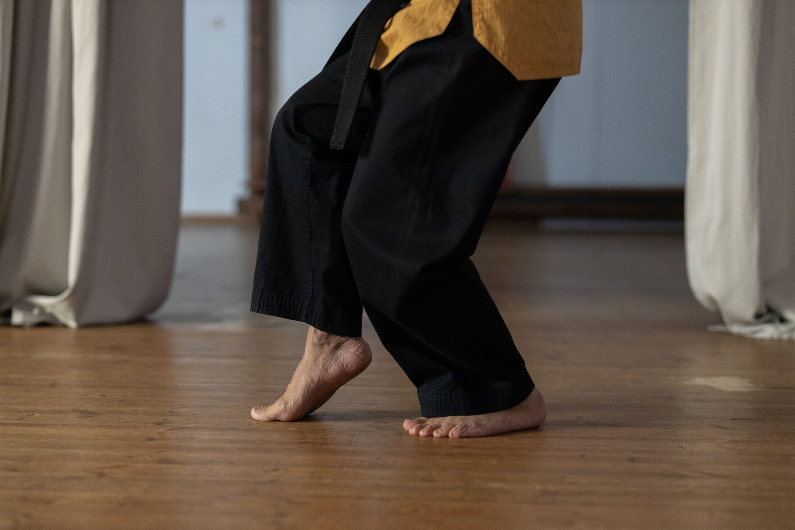 Frau macht Tai Chi Walking