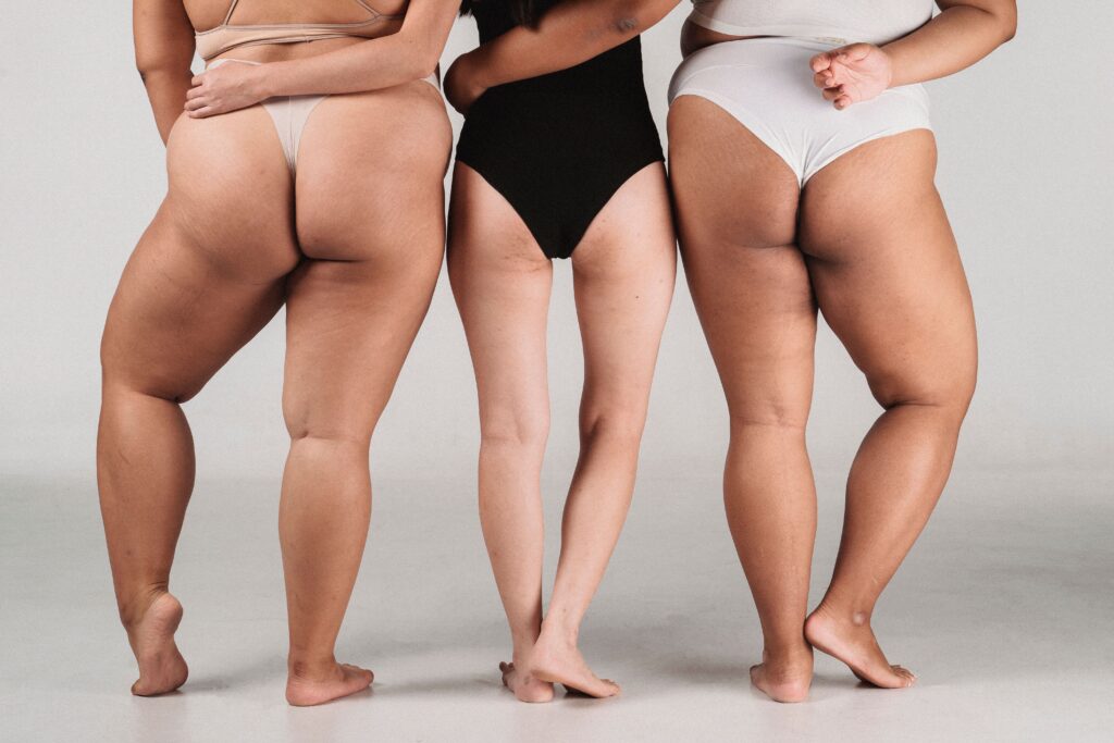 3 Frauen zeigen ihren Po
