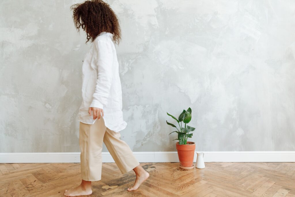 Frau übt Tai Chi Walking