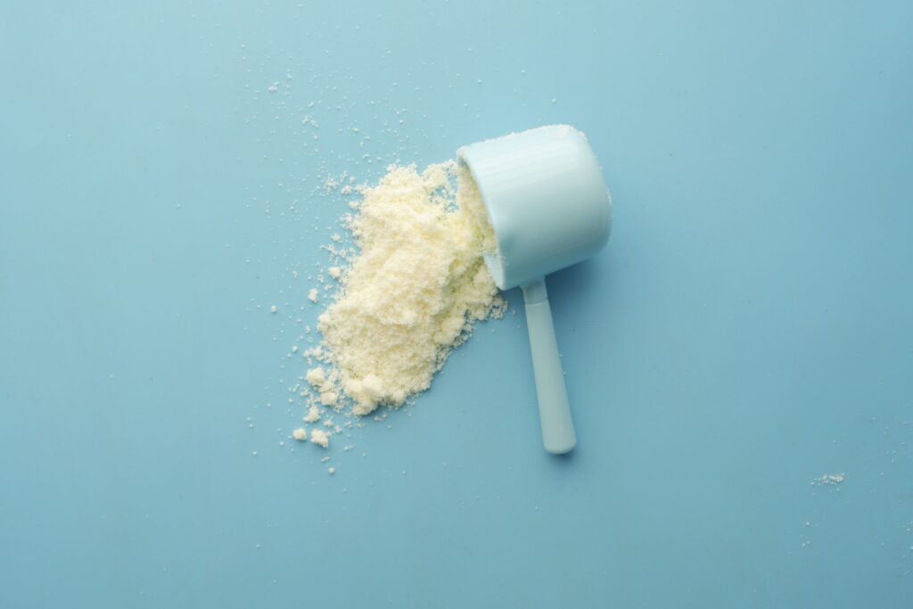 ein Messlöffel mit Proteinpulver