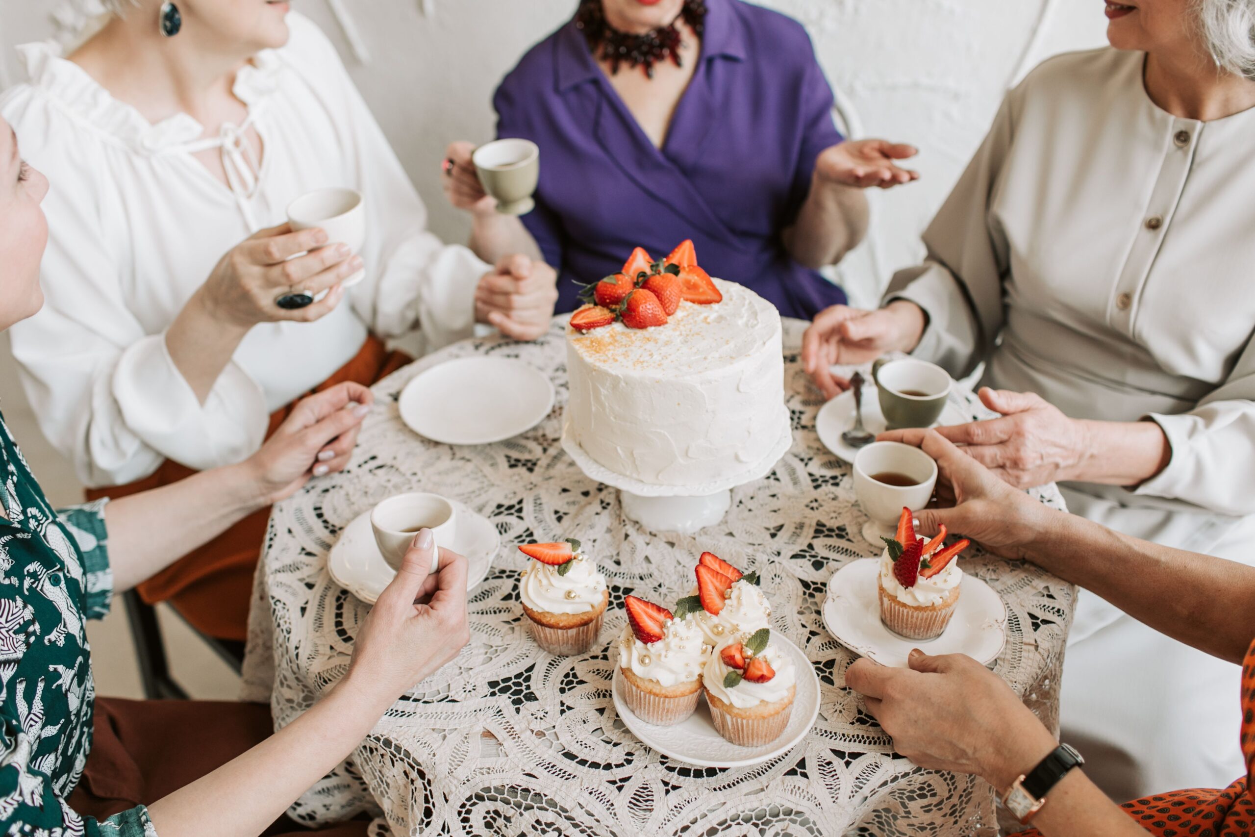 ältere Frauen beim Kaffeekränzchen