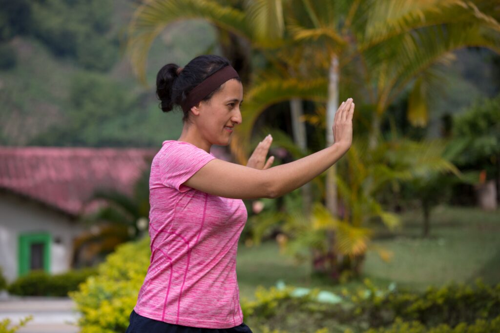 Frau übt Tai Chi im Park