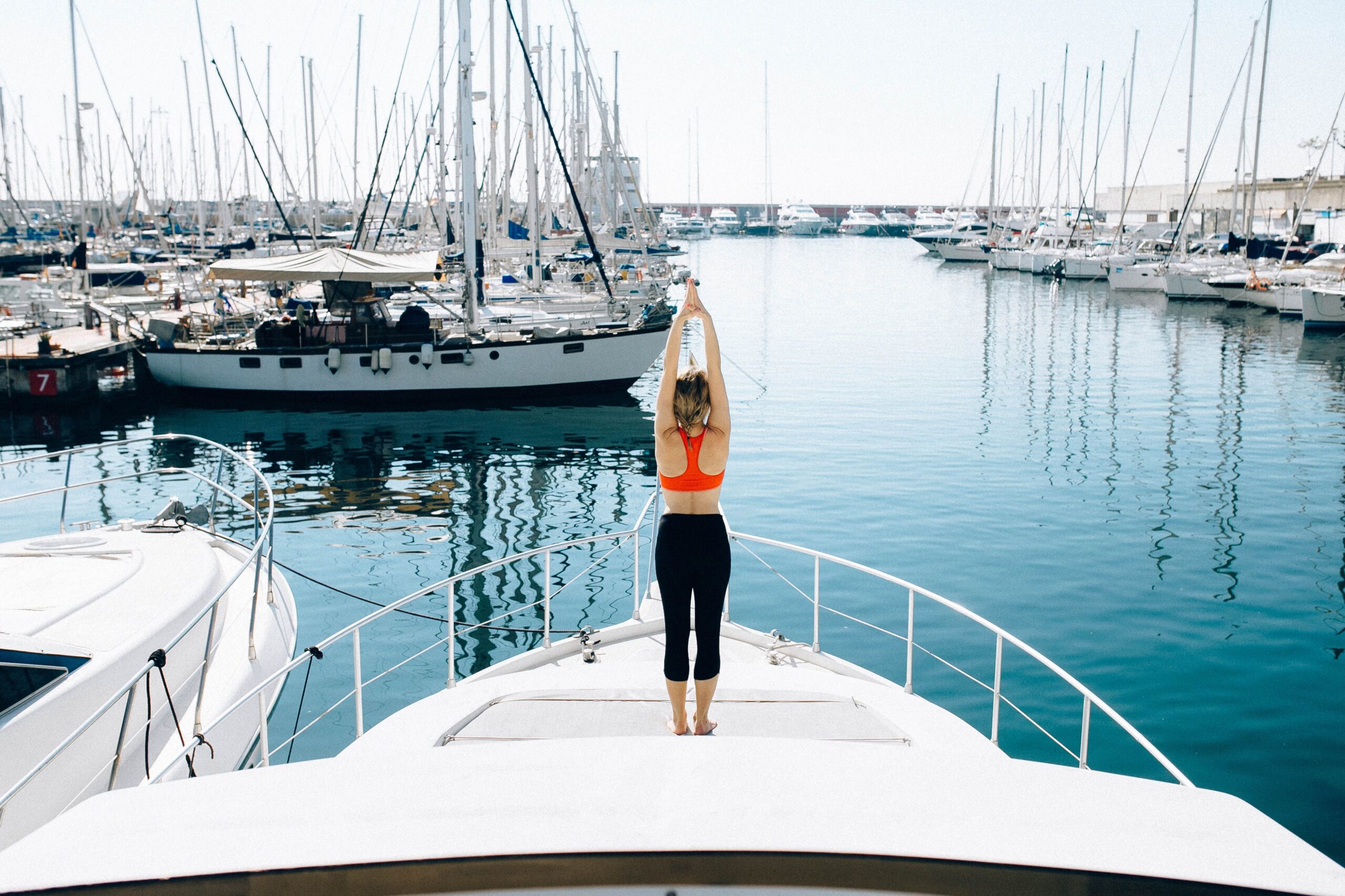 Frau steht am Bug eines Schiffes