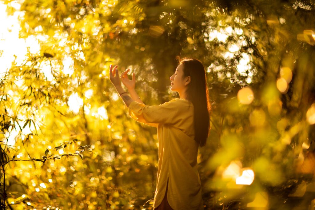 Frau übt Tai Chi in der Abendsonne