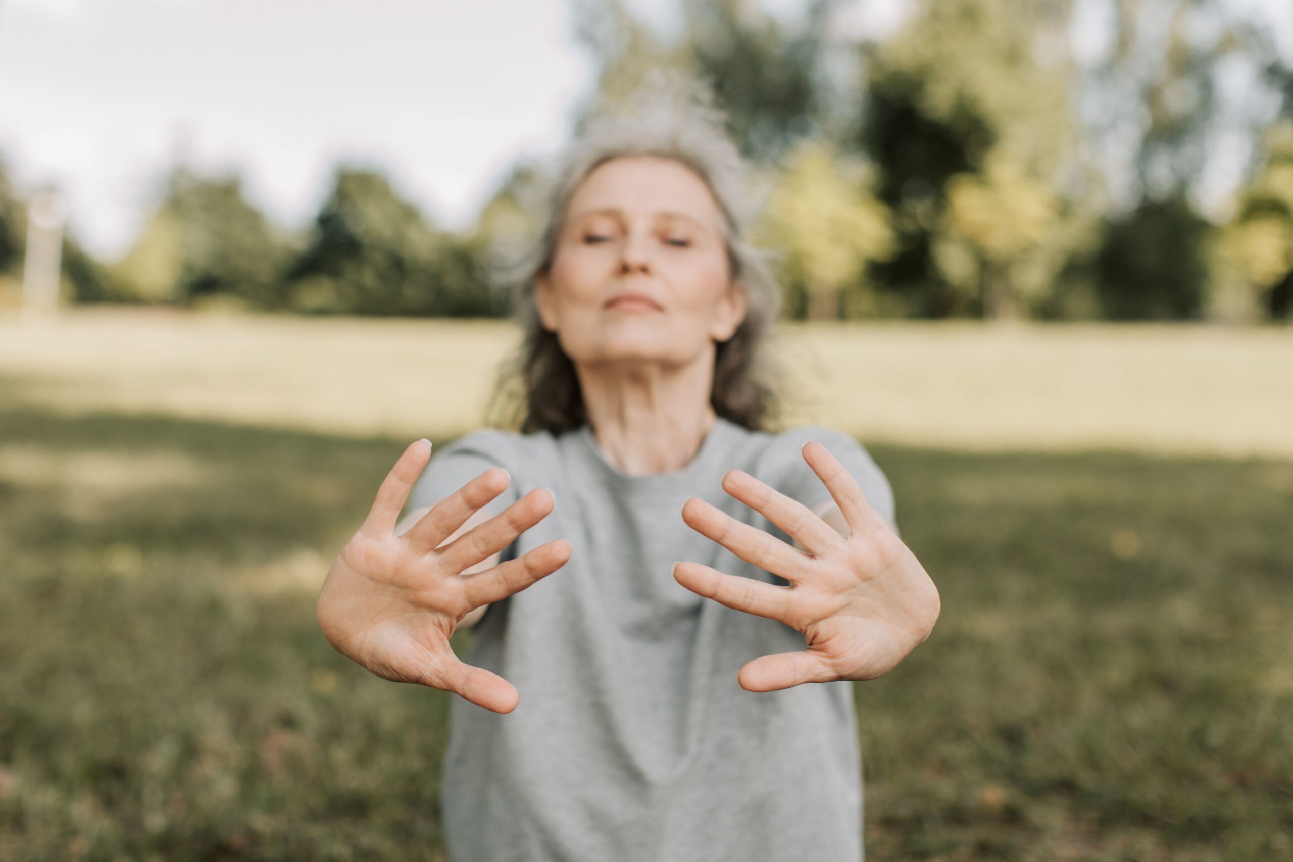 Frau übt Tai Chi im Park